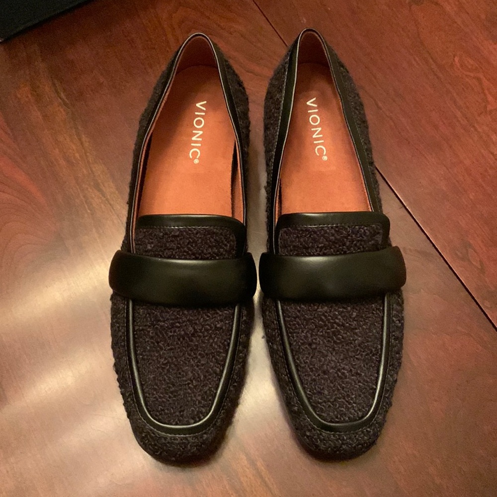 Vionic black texture, loafer size 9. ms